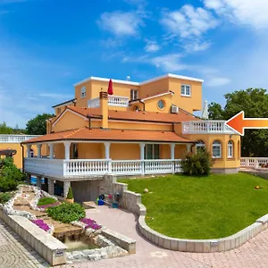 https://villa-marko-3-apartments-with-shared-swimming-pool.pula-hotels.org